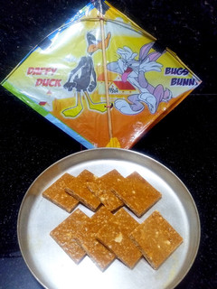 શીંગ દાણા ની ચીક્કી (Peanuts Chikki recipe in Gujarati) રેસીપી મુખ્ય ફોટો