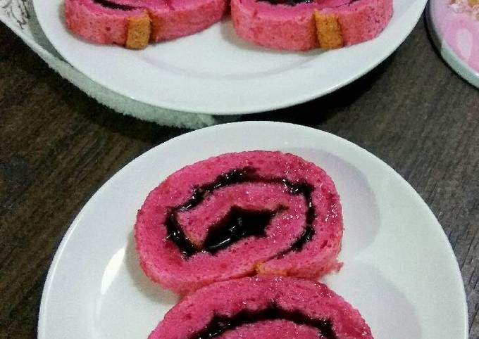 Bolu gulung strawberry putih telur