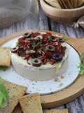 Camembert com Tomate, Azeitonas e Mostarda