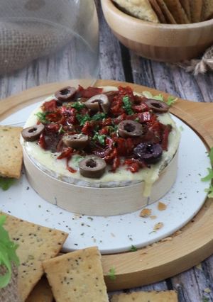 Foto de Camembert com Tomate, Azeitonas e Mostarda