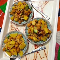 A picture of Alu chaat.