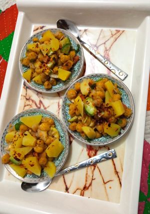 A picture of Alu chaat.