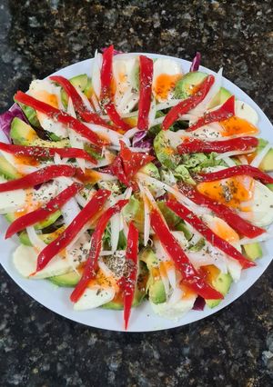 Una foto de 156. Ensalada de Aguacate, Mozzarella y Pimientos del Piquillo
