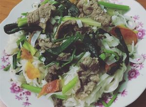 Hình của món Mỳ chũ xào thịt bò rau cần.