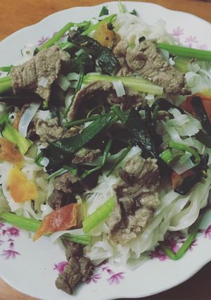 Hình của món Mỳ chũ xào thịt bò rau cần.