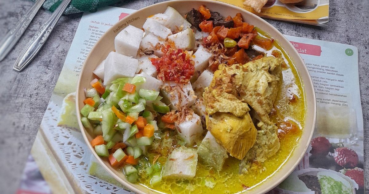 Ketupat kuah kuning/bumbu Anam khas Palembang