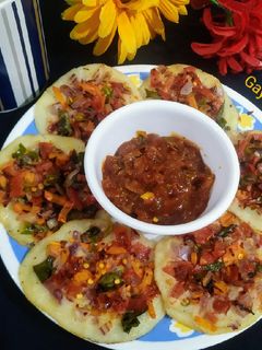 मिनी सूजी उत्तपम(mini Suji uttapam recipe in Hindi) रेसिपी मुख्य फोटो