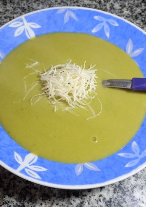 Una foto de Sopa crema de arvejas casera