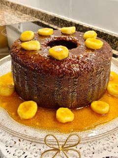 Una foto de Pastel relleno con plátano caramelizado. (Cake filled with caramelized banana)