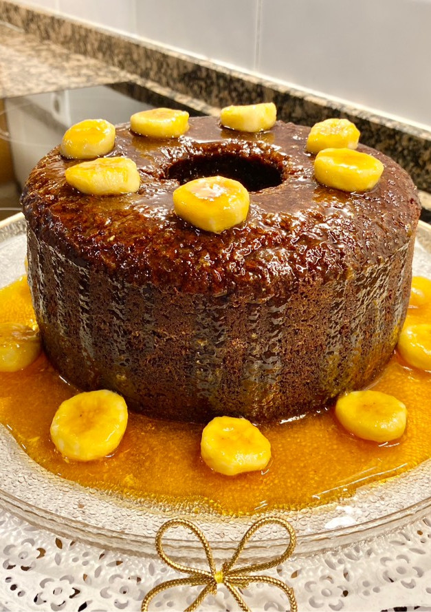 Una foto de Pastel relleno con plátano caramelizado. (Cake filled with caramelized banana)
