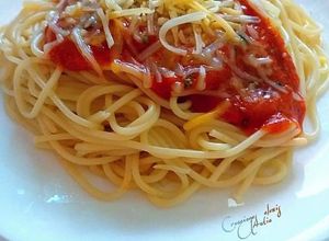 Foto principal de Espaguetis en dos salsas de tomates, queso y orégano