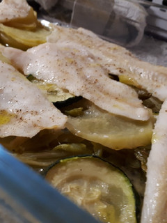 Una foto de Merluza al horno con verduras