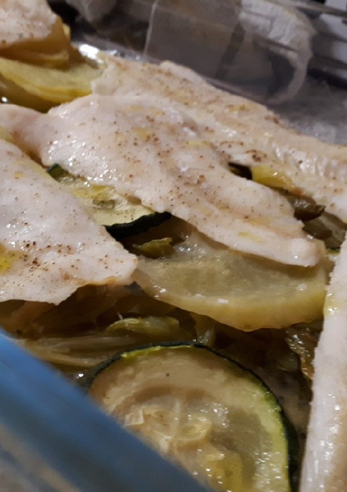 Una foto de Merluza al horno con verduras