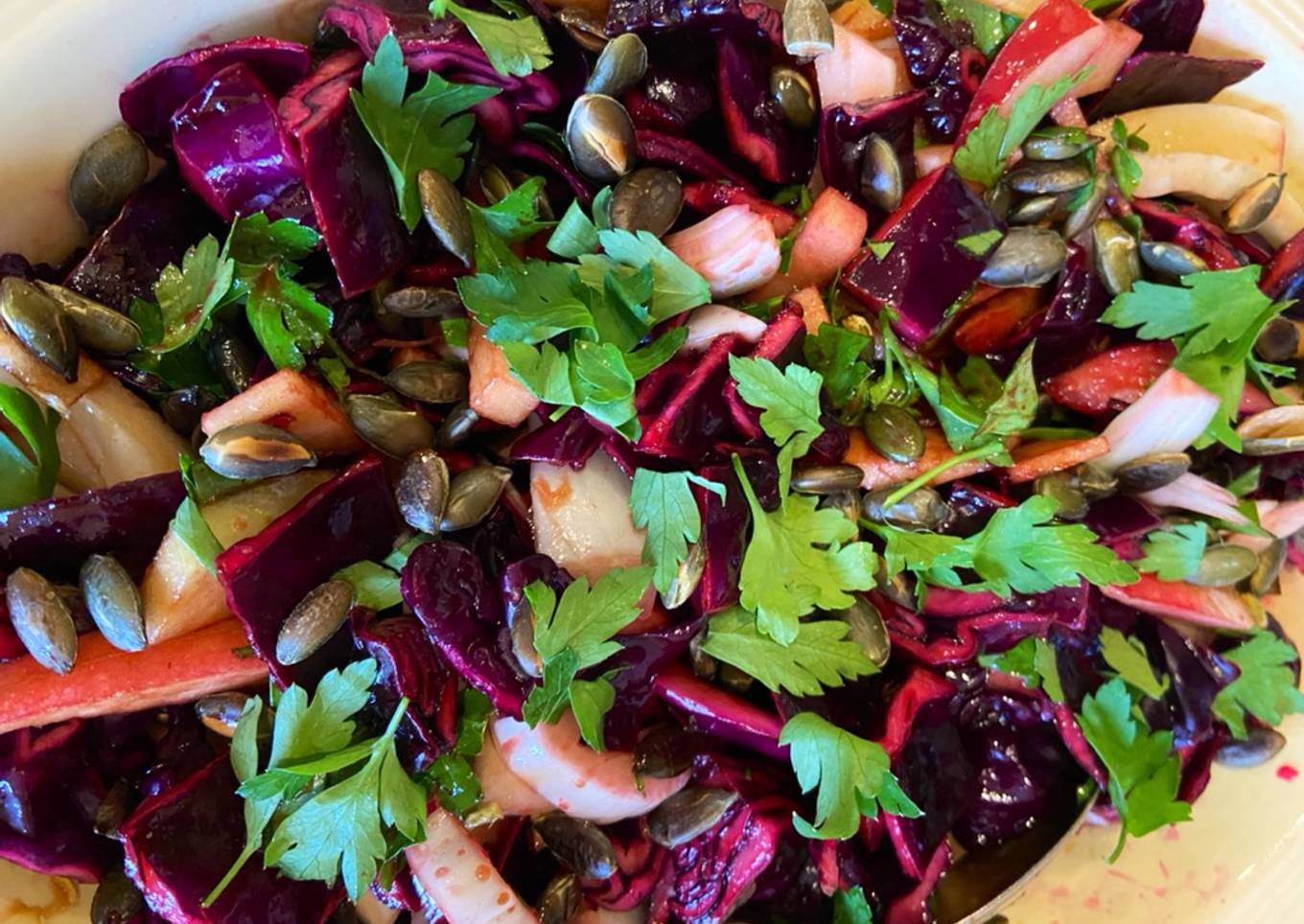 Red cabbage, fennel and apple salad - vegan