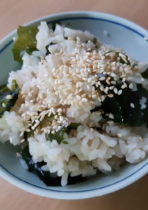 รูปของ ข้าวสาหร่ายทะเล (Wakame Gohan)