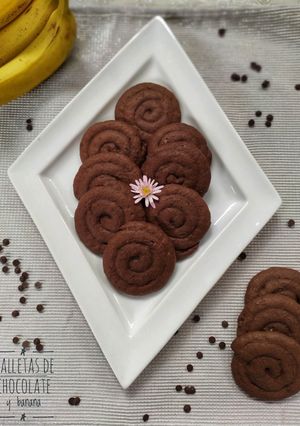 Una foto de Galletas de chocolate🍫 y banana 🍌
