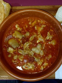 Una foto de Pies de cerdo ibérico en salsa 😋😋🌶️💃