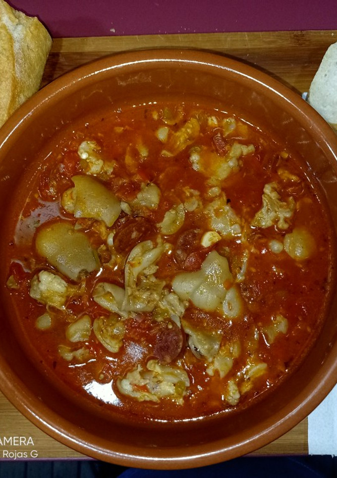 Una foto de Pies de cerdo ibérico en salsa 😋😋🌶️💃
