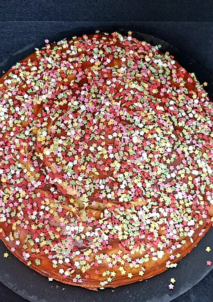 Una foto de Bizcocho de limón relleno y bañado en dulce de leche