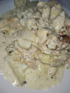 Una foto de Pescado con papas y crema