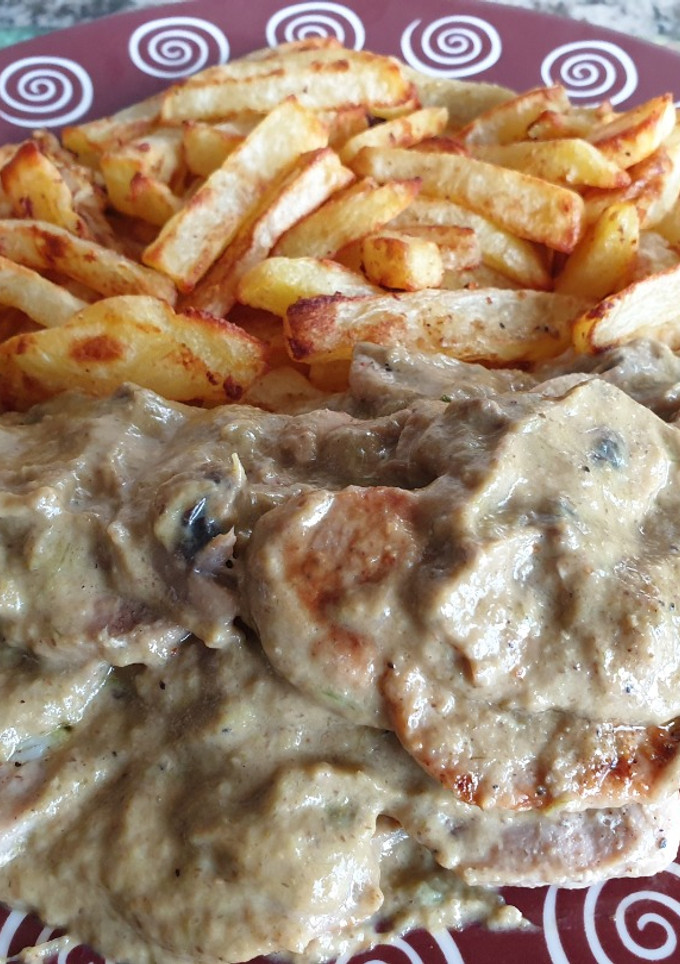 Una foto de Lomo con salsa de champiñones