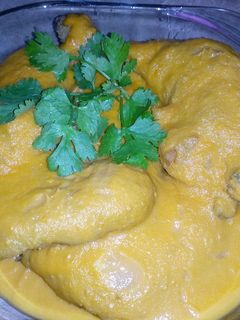 Una foto de Muslos de pollo en tomate