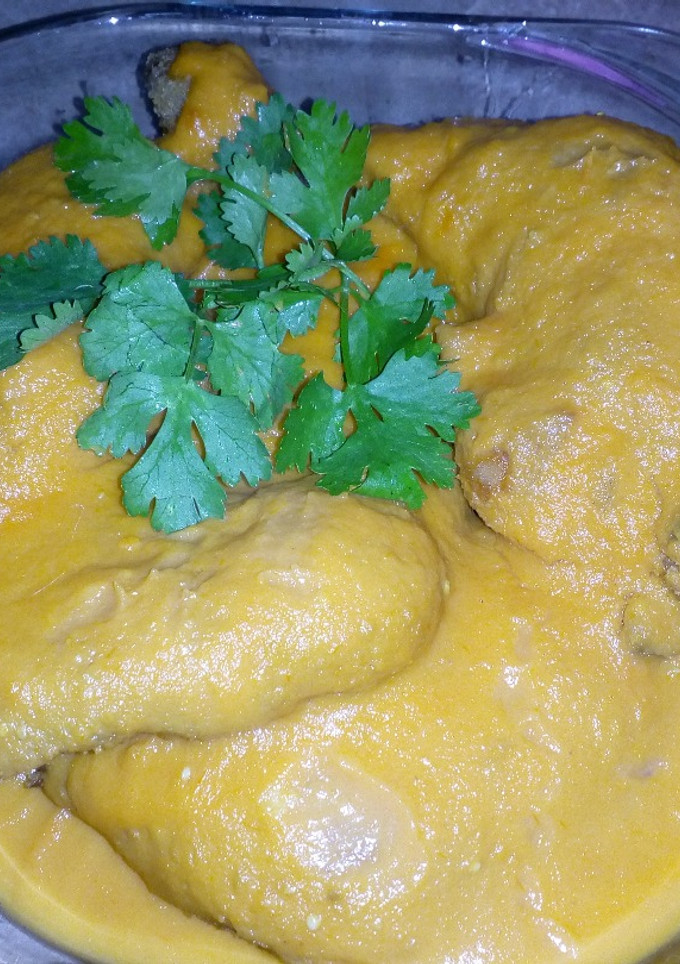 Una foto de Muslos de pollo en tomate