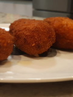 Una foto de Croquetas de jamón y pollo