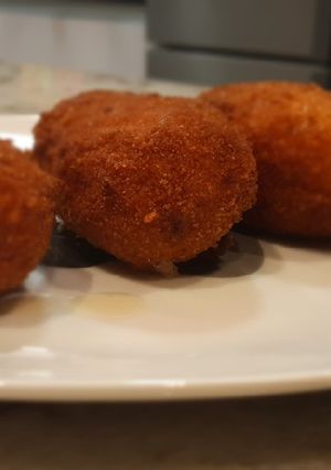Una foto de Croquetas de jamón y pollo