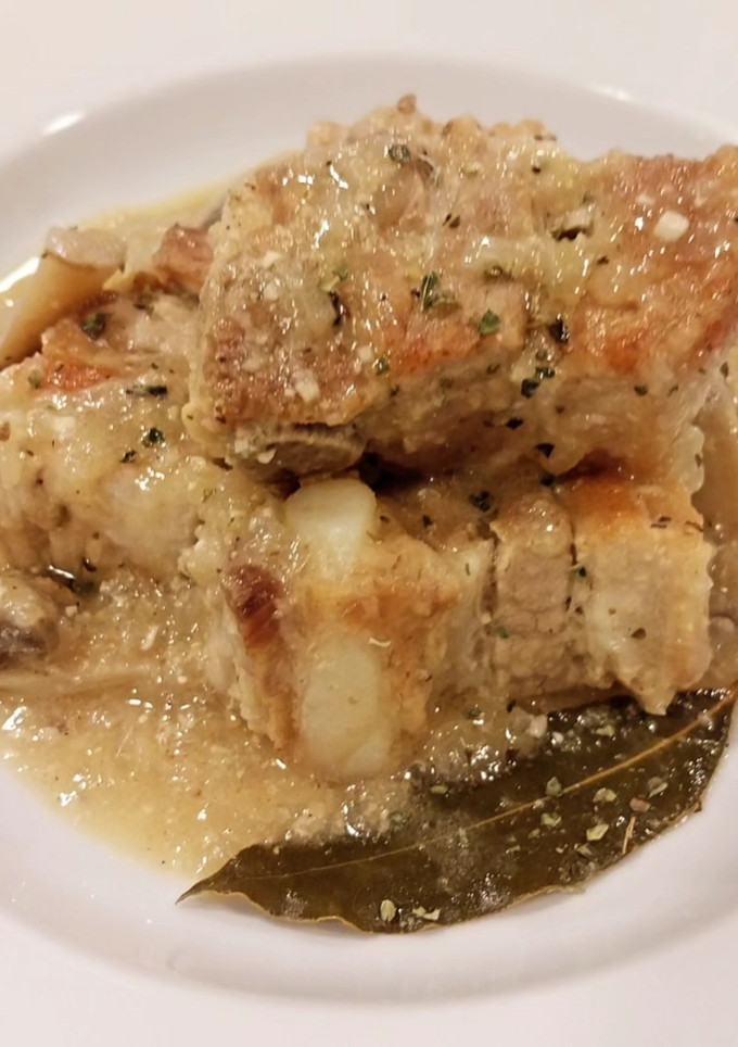 Una foto de Costillas y champiñones con picada y toque de comino