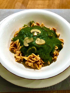 Una foto de Salsa verde de zapallito y acelga