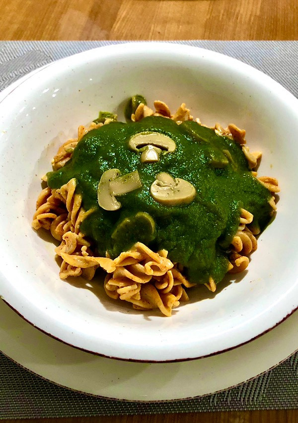 Una foto de Salsa verde de zapallito y acelga