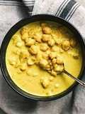 Sopa de garbanzos con curry y leche de almendras vegana