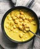 Sopa de garbanzos con curry y leche de almendras vegana