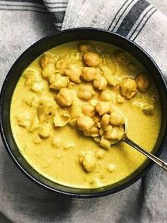 Una foto de Sopa de garbanzos con curry y leche de almendras vegana