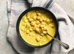 Foto principal de Sopa de garbanzos con curry y leche de almendras vegana