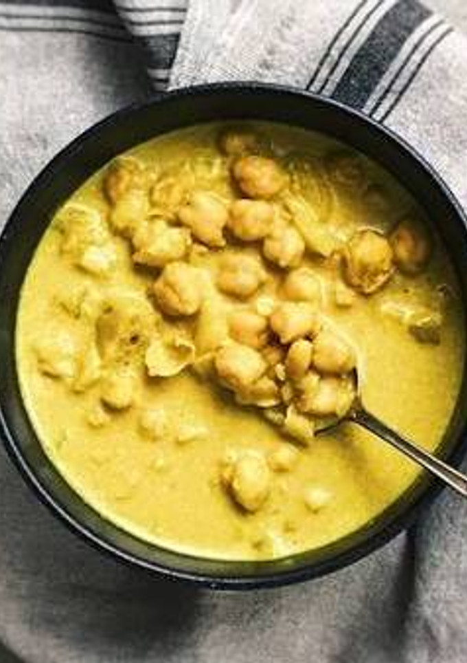 Una foto de Sopa de garbanzos con curry y leche de almendras vegana