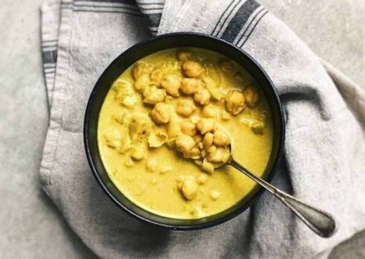 Sopa de garbanzos con curry y leche de almendras vegana