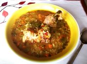 Una foto de espinazo de cerdo con tomate