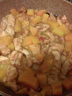 Una foto de Salteado de pollo al pimentón con calabaza