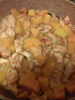 Una foto de Salteado de pollo al pimentón con calabaza