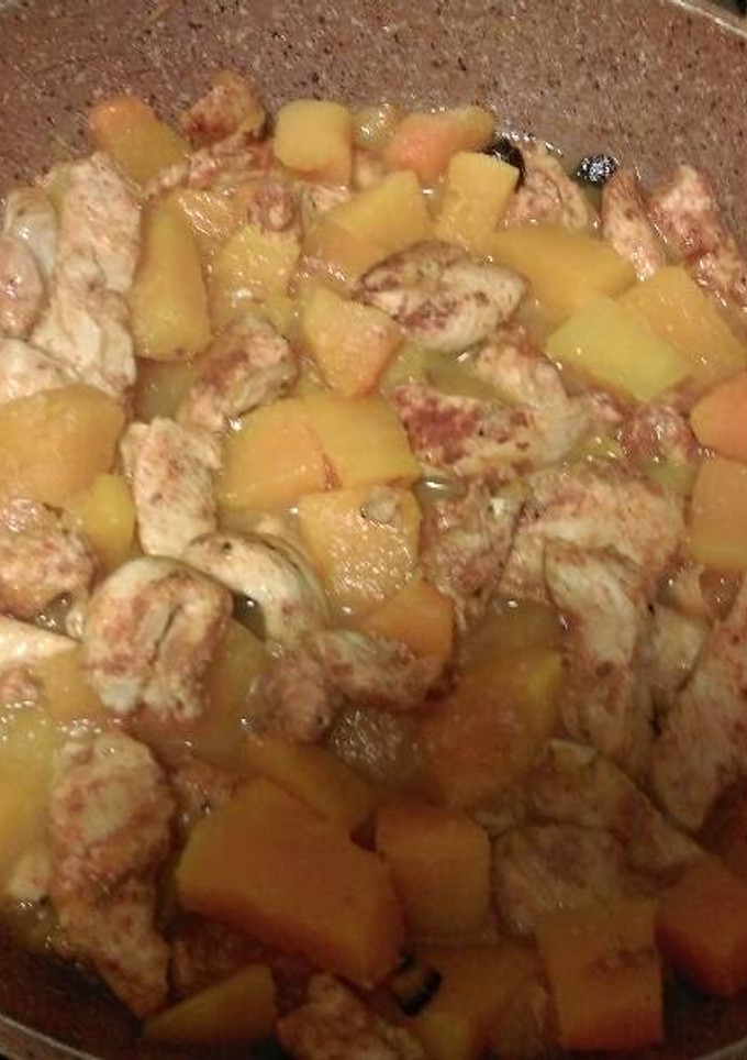Una foto de Salteado de pollo al pimentón con calabaza