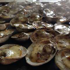 A picture of Almejas a la parmesana 😜.