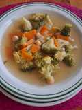 Sopa de brocoli con zanahoria y garbanzos