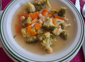 Una foto de Sopa de brocoli con zanahoria y garbanzos
