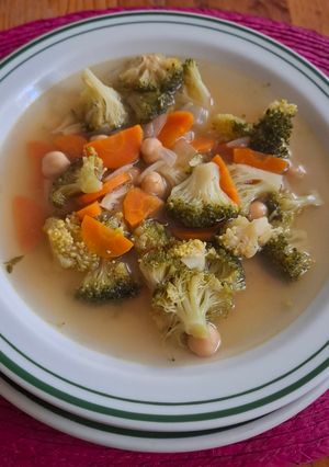 Una foto de Sopa de brocoli con zanahoria y garbanzos