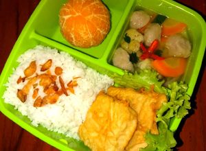 Foto resep Bekal sehat (sup bakso, tahu tempe kemul, jeruk manis)