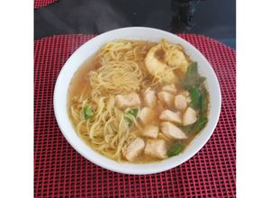 Una foto de Ramen de pollo