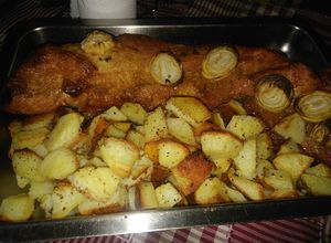 Una foto de Pechito de cerdo a la mostaza con papas al horno