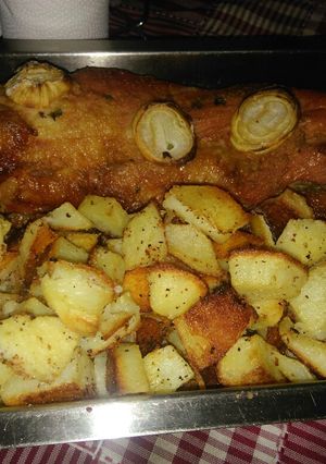 Una foto de Pechito de cerdo a la mostaza con papas al horno